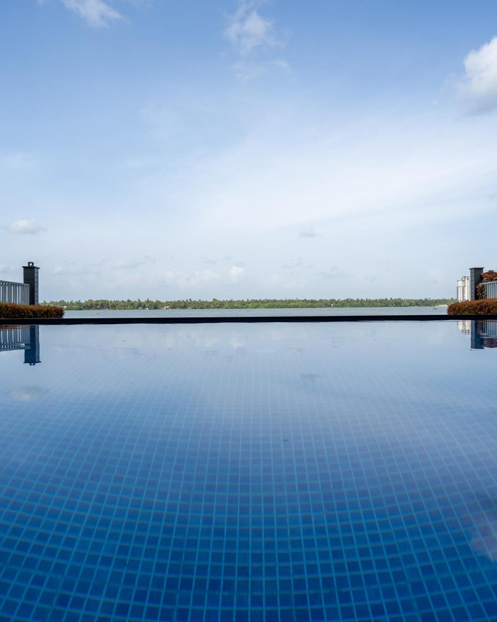Kent Baywatch Suites Kochi Eksteriør billede