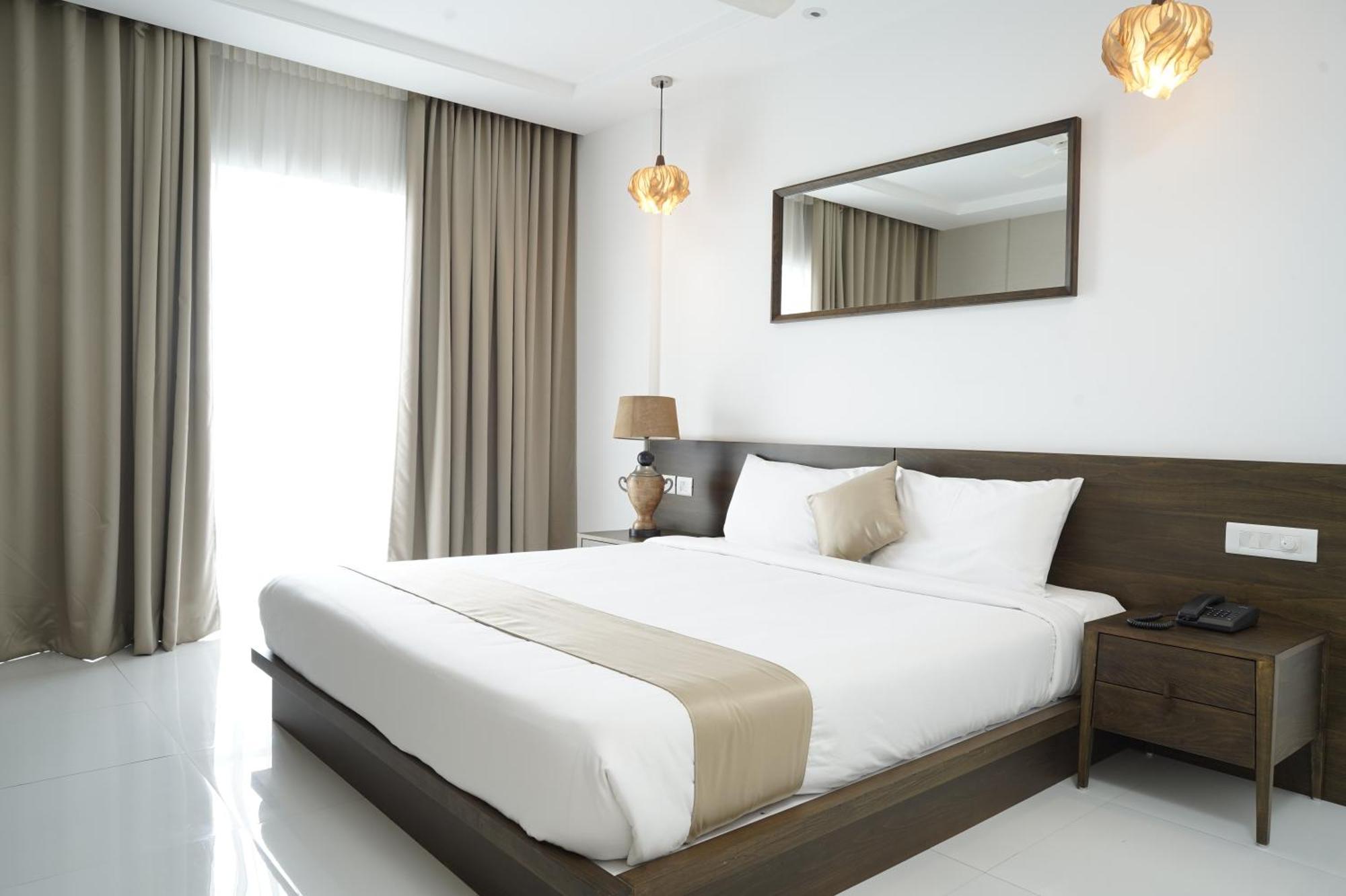Kent Baywatch Suites Kochi Eksteriør billede