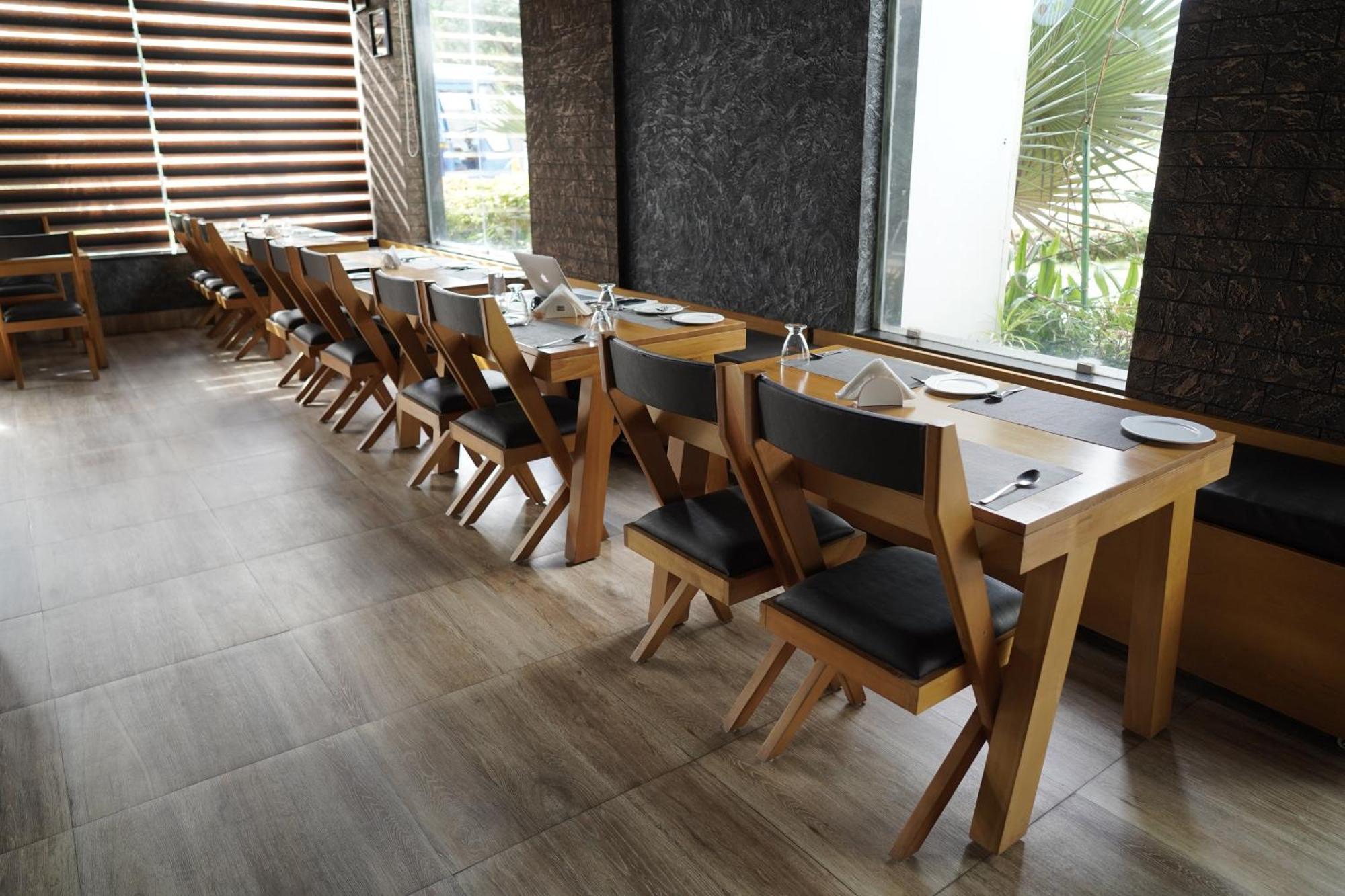 Kent Baywatch Suites Kochi Eksteriør billede