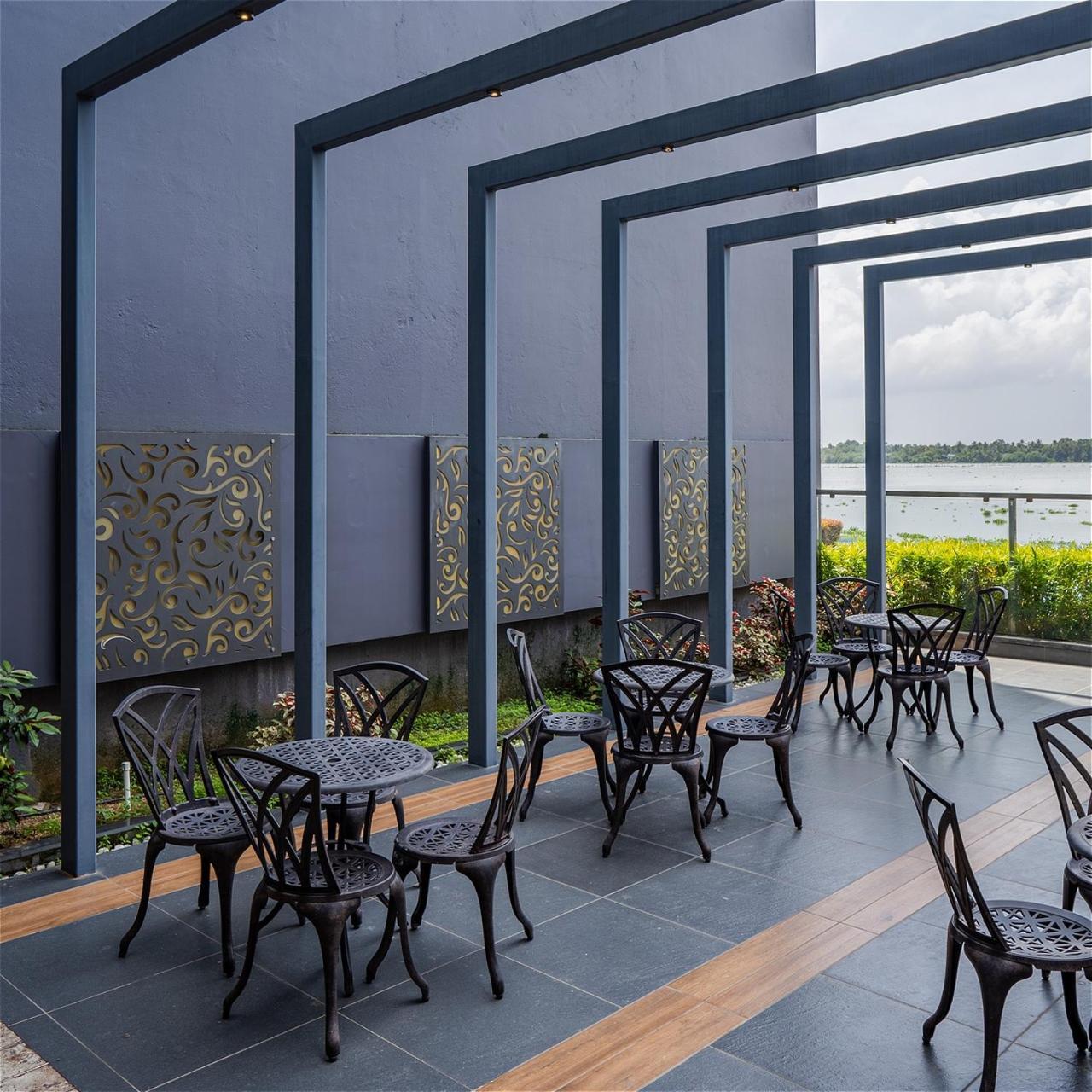 Kent Baywatch Suites Kochi Eksteriør billede