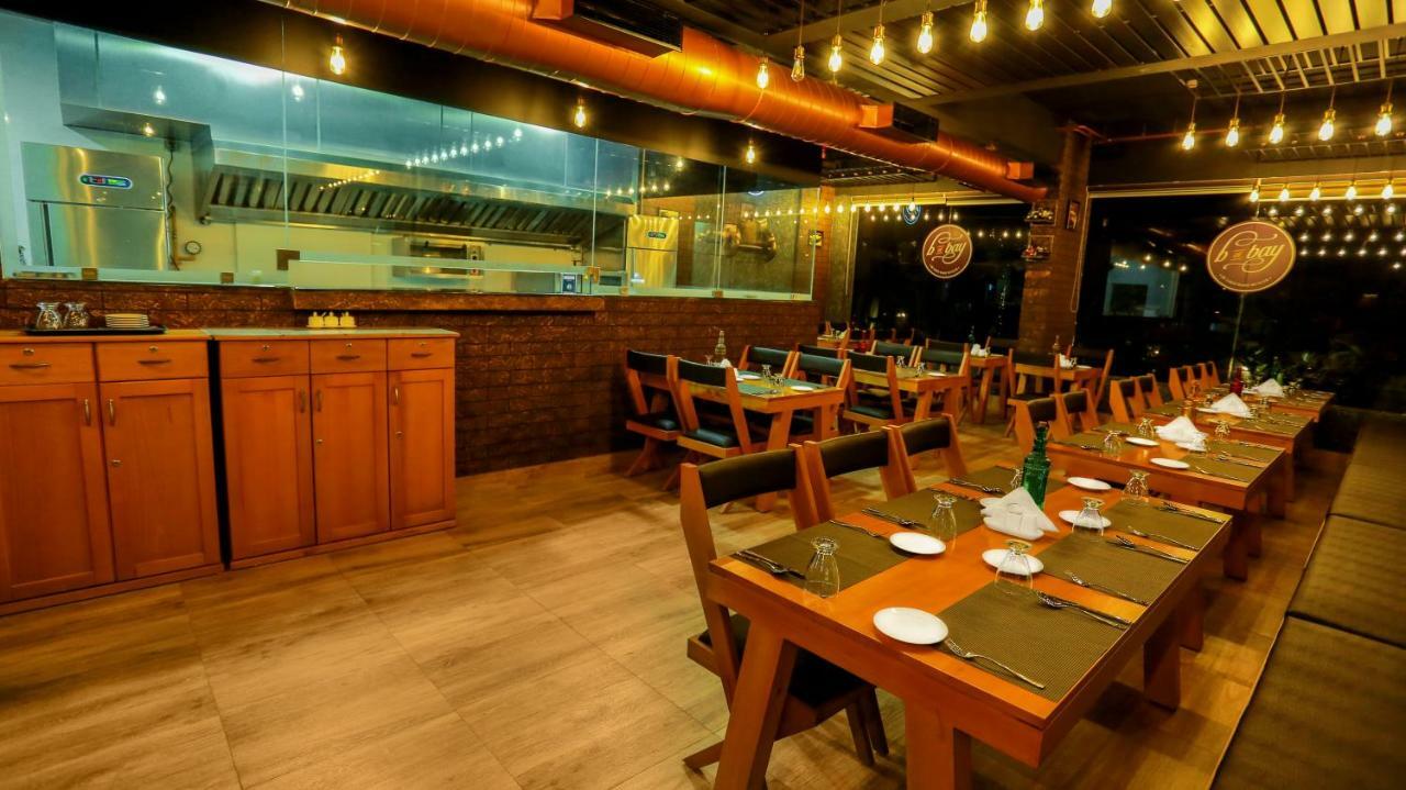 Kent Baywatch Suites Kochi Eksteriør billede